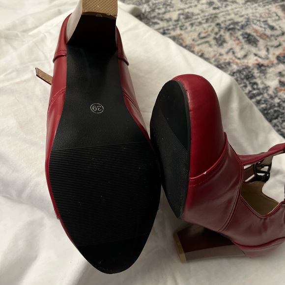Red Close Toed High Heels 👠 - Picture 4 of 5